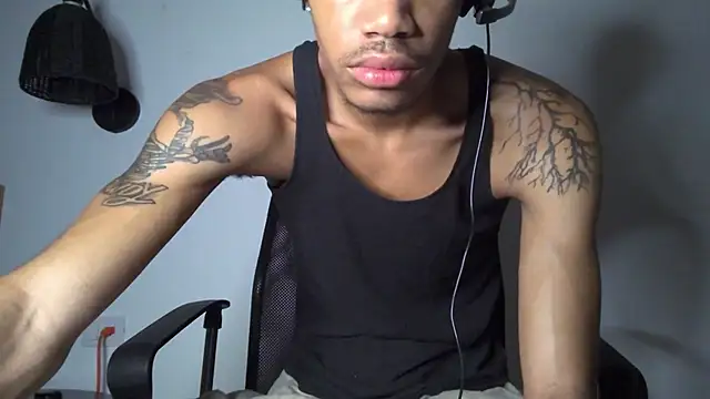Snapshot of Skinnyblackman chatting on July 9, 2:12 am Skinnyblackman online show from July 9, 2:12 am