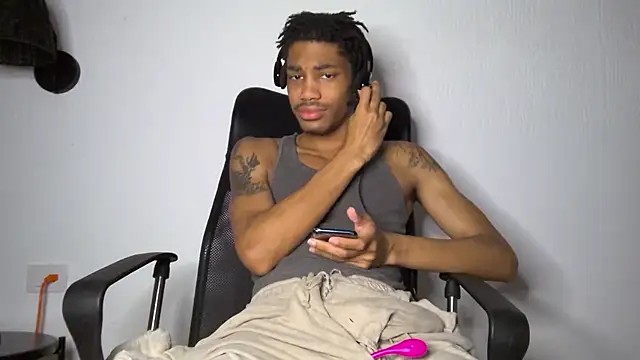 Snapshot of Skinnyblackman chatting on July 10, 4:01 am Skinnyblackman online show from July 10, 4:01 am