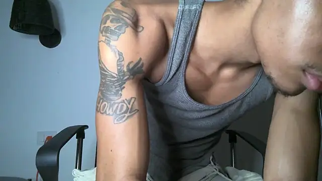 Snapshot of Skinnyblackman chatting on June 25, 5:12 am Skinnyblackman online show from June 25, 5:12 am