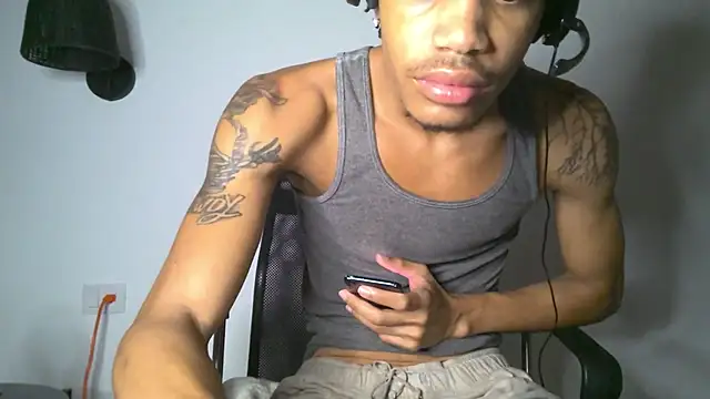 Snapshot of Skinnyblackman chatting on June 25, 2:31 am Skinnyblackman online show from June 25, 2:31 am
