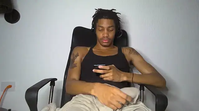 Snapshot of Skinnyblackman chatting on June 28, 2:51 am Skinnyblackman online show from June 28, 2:51 am
