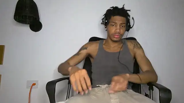 Snapshot of Skinnyblackman chatting on June 18, 4:11 am Skinnyblackman online show from June 18, 4:11 am