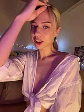 Snapshot of _urbestie_ chatting on May 16, 10:20 pm urbestie online show from May 16, 10:20 pm