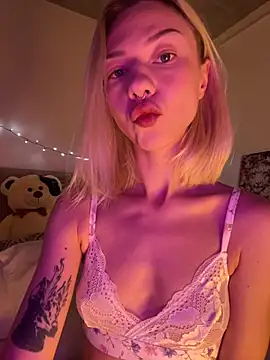 Snapshot of _urbestie_ chatting on June 12, 11:24 pm urbestie online show from June 12, 11:24 pm