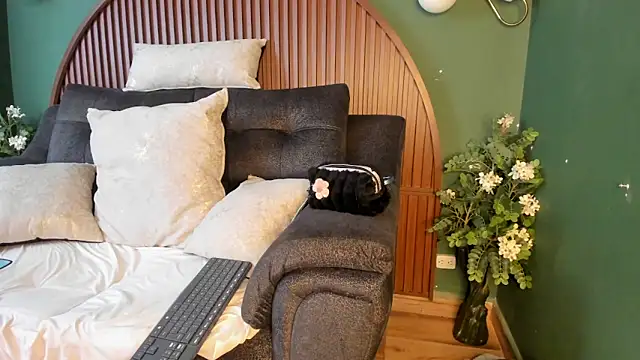 shannel  queen online show from April 2, 8:04 pm