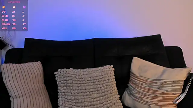 Snapshot of shannel__queen chatting on December 5, 6:28 pm shannel queen online show from December 5, 6:28 pm