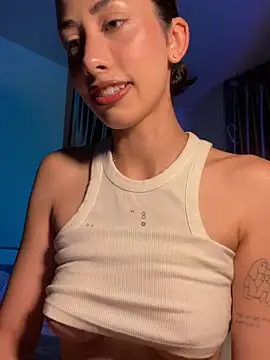 Sophiehii online show from March 26, 2:04 pm