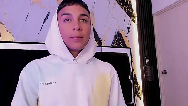 Snapshot of Seductivo_jr chatting on January 18, 3:54 am Seductivo jr online show from January 18, 3:54 am