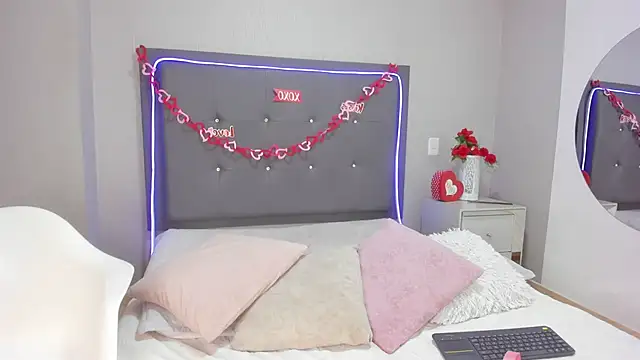 emma lye online show from April 8, 8:43 pm