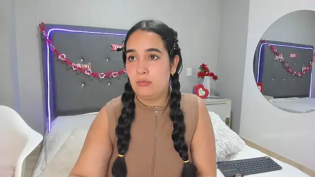 emma lye online show from April 4, 9:10 pm