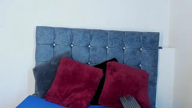 Snapshot of riley_colors chatting on February 17, 8:27 pm riley colors online show from February 17, 8:27 pm