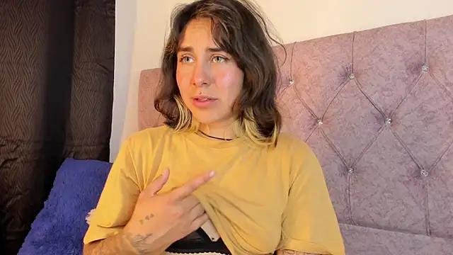 Snapshot of riley_colors chatting on February 1, 11:58 pm riley colors online show from February 1, 11:58 pm