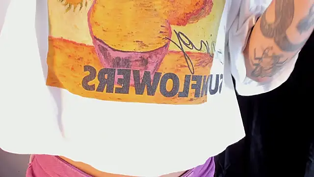 Snapshot of riley_colors chatting on March 8, 8:35 pm riley colors online show from March 8, 8:35 pm