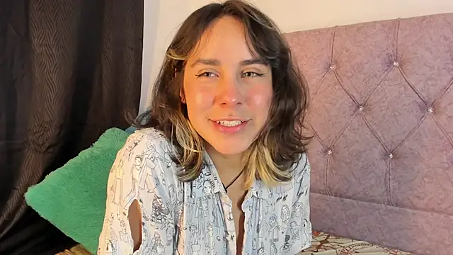 Snapshot of riley_colors chatting on February 3, 11:26 pm riley colors online show from February 3, 11:26 pm