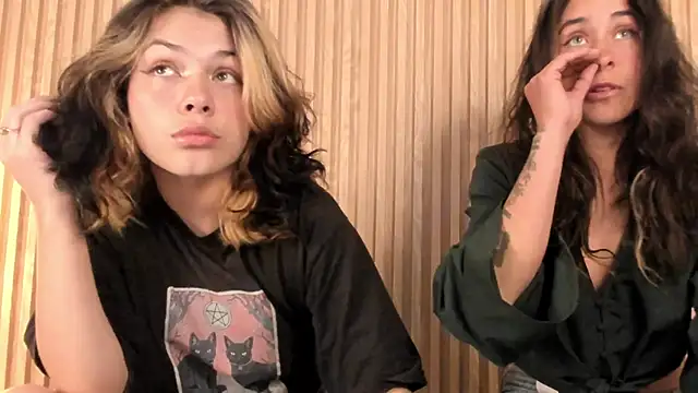 Snapshot of riley_colors chatting on April 10, 8:38 pm riley colors online show from April 10, 8:38 pm