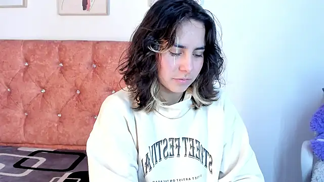 Snapshot of riley_colors chatting on March 12, 10:07 pm riley colors online show from March 12, 10:07 pm