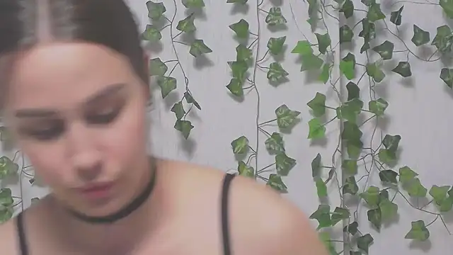 Snapshot of MiaNell chatting on February 28, 9:23 pm MiaNell online show from February 28, 9:23 pm
