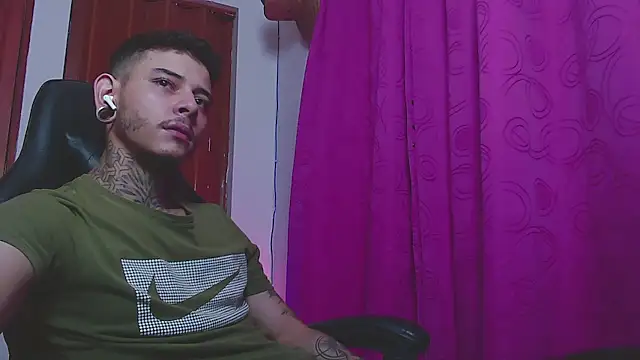 Snapshot of Ceder-Calistenes chatting on November 23, 5:39 am Ceder-Calistenes online show from November 23, 5:39 am