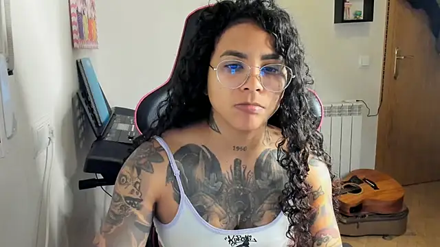 Snapshot of Ama_music chatting on November 5, 10:18 am Ama music online show from November 5, 10:18 am