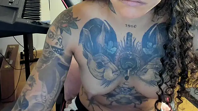 Snapshot of Ama_music chatting on October 18, 11:45 am Ama music online show from October 18, 11:45 am