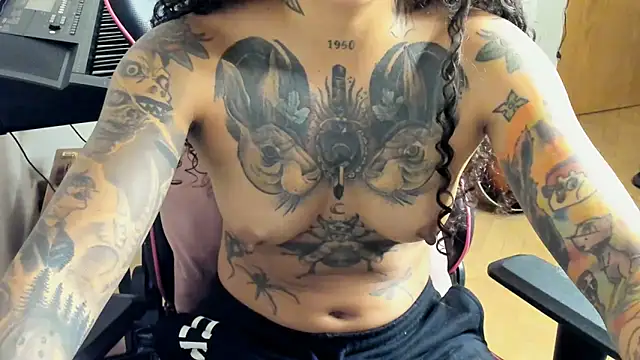 Snapshot of Ama_music chatting on October 17, 10:07 am Ama music online show from October 17, 10:07 am