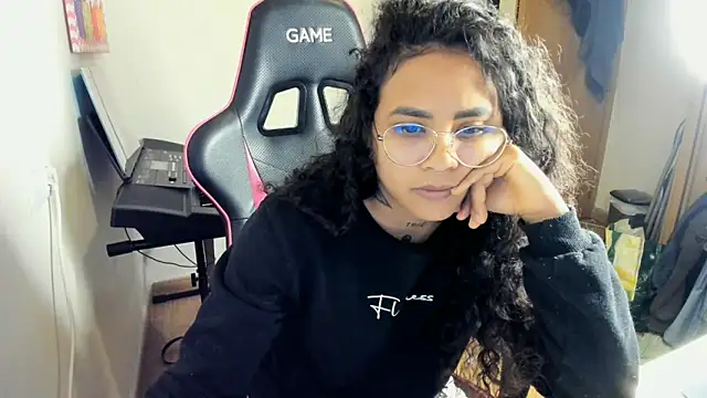 Snapshot of Ama_music chatting on October 31, 9:39 am Ama music online show from October 31, 9:39 am