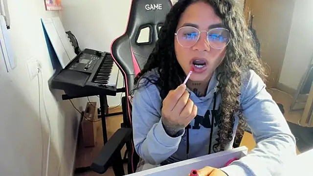 Snapshot of Ama_music chatting on October 8, 7:43 am Ama music online show from October 8, 7:43 am