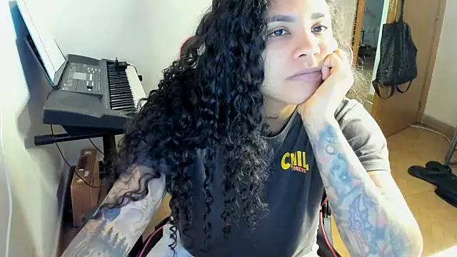 Snapshot of Ama_music chatting on October 9, 7:20 am Ama music online show from October 9, 7:20 am