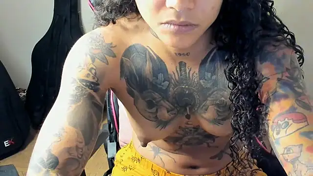 Snapshot of Ama_music chatting on October 1, 7:35 am Ama music online show from October 1, 7:35 am