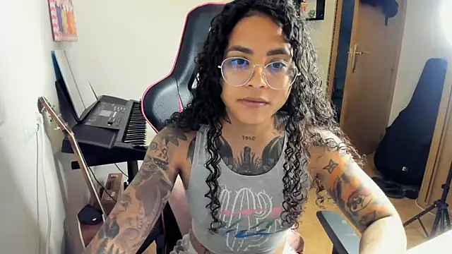 Snapshot of Ama_music chatting on October 16, 7:49 am Ama music online show from October 16, 7:49 am