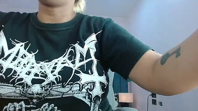 Snapshot of april_bunnyy chatting on July 10, 8:42 pm april bunnyy online show from July 10, 8:42 pm