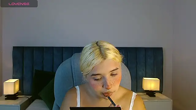 Snapshot of april_bunnyy chatting on March 1, 4:22 pm april bunnyy online show from March 1, 4:22 pm