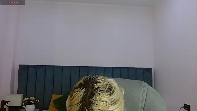 Snapshot of april_bunnyy chatting on June 16, 8:42 pm april bunnyy online show from June 16, 8:42 pm