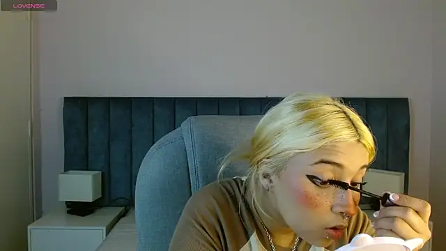 Snapshot of april_bunnyy chatting on March 4, 6:29 pm april bunnyy online show from March 4, 6:29 pm