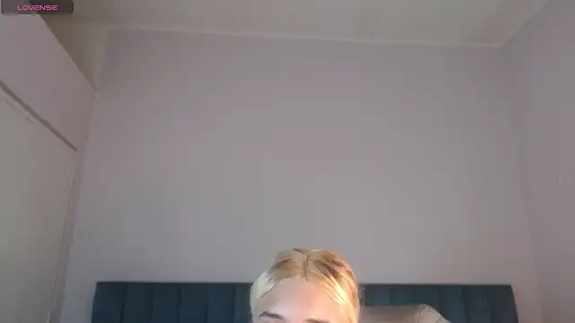 april bunnyy online show from October 25, 9:15 pm