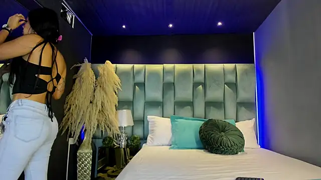 Larabrooks online show from December 2, 7:04 pm