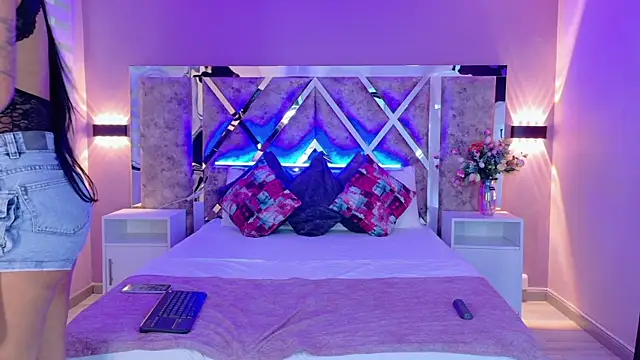 Larabrooks online show from April 18, 7:29 pm