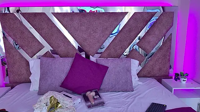 Larabrooks online show from February 23, 7:47 pm