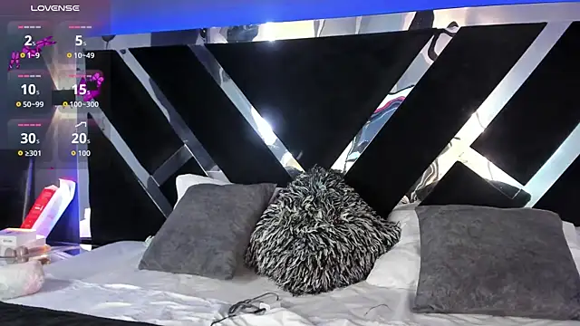 Larabrooks online show from December 4, 7:24 pm