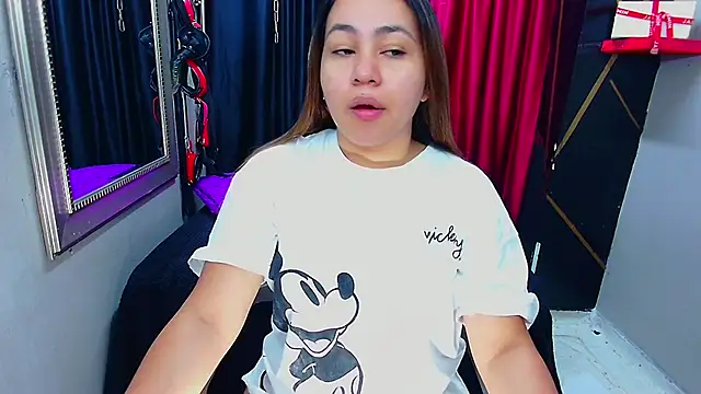 Snapshot of AmorMia chatting on February 8, 1:33 pm AmorMia online show from February 8, 1:33 pm