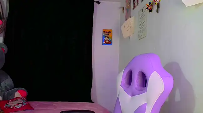 Snapshot of lucycherry__ chatting on December 11, 2:19 am lucycherry online show from December 11, 2:19 am