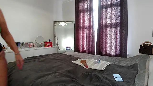 Snapshot of TanyaTaylor45 chatting on November 23, 1:32 pm TanyaTaylor45 online show from November 23, 1:32 pm