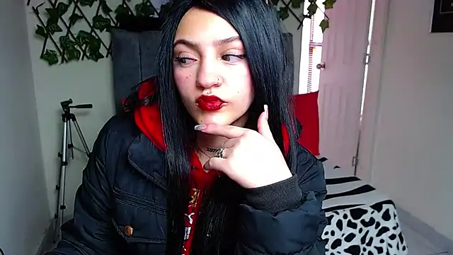 Snapshot of Violettasquirt chatting on June 19, 3:07 pm Violettasquirt online show from June 19, 3:07 pm