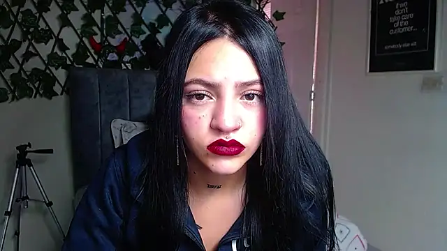 Snapshot of Violettasquirt chatting on June 9, 1:23 pm Violettasquirt online show from June 9, 1:23 pm