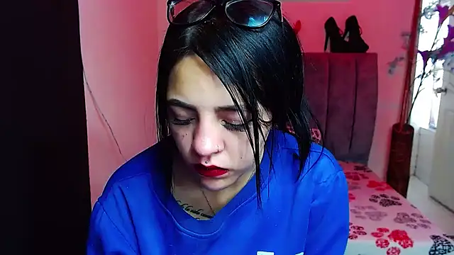 Snapshot of Violettasquirt chatting on October 2, 1:36 pm Violettasquirt online show from October 2, 1:36 pm