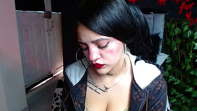 Violettasquirt online show from April 18, 2:30 pm