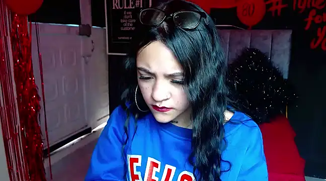 Snapshot of Violettasquirt chatting on February 28, 3:15 pm Violettasquirt online show from February 28, 3:15 pm
