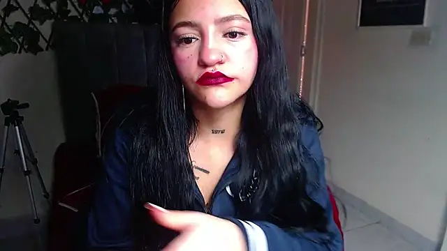 Snapshot of Violettasquirt chatting on June 2, 1:33 pm Violettasquirt online show from June 2, 1:33 pm