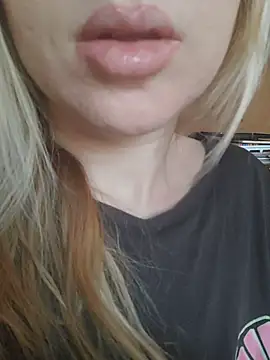 Snapshot of Linda_999 chatting on March 7, 8:23 am Linda 999 online show from March 7, 8:23 am