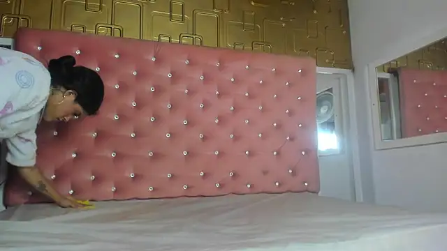 Molly gomez  online show from February 8, 10:40 pm